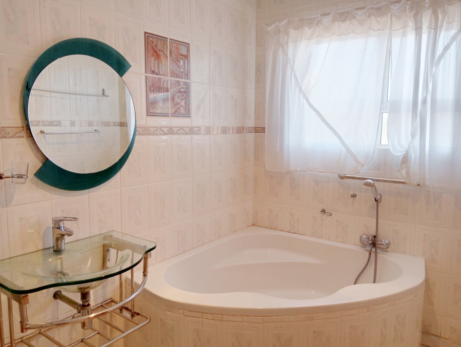 4 Bedroom Property for Sale in Struisbaai Western Cape